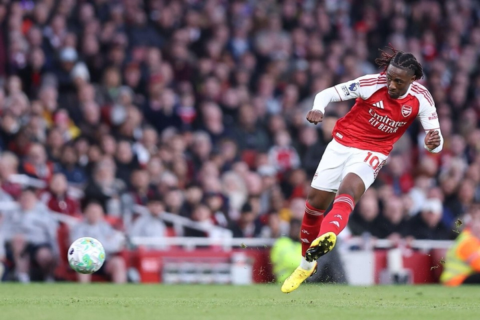 埃泽禁区外6次射门追平英超单场纪录