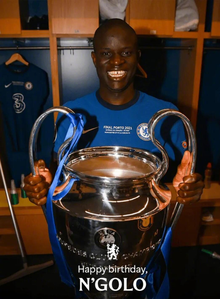 切尔西为坎特庆生 纪念英超冠军征程