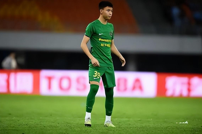 英超伯恩利最终选择张家鸣 6人名单中转会费成关