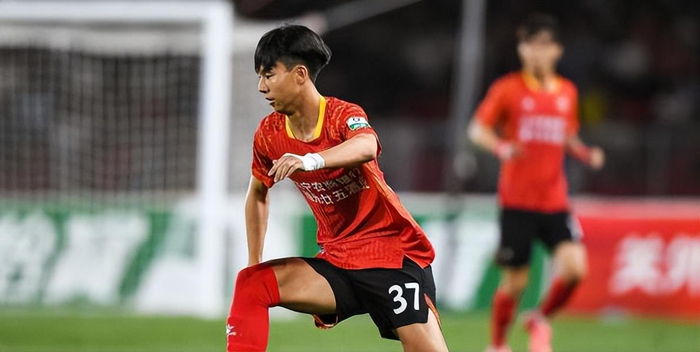 英超伯恩利最终选择张家鸣 6人名单中转会费成关