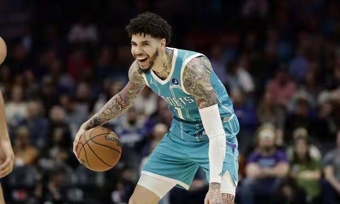 拉梅洛鲍尔前三节爆发第四节崩盘 黄蜂关键战惨