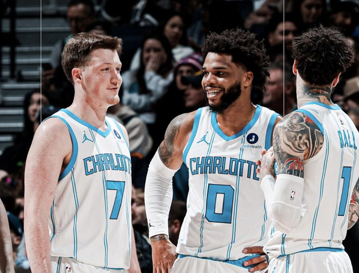 拉梅洛鲍尔前三节爆发第四节崩盘 黄蜂关键战惨