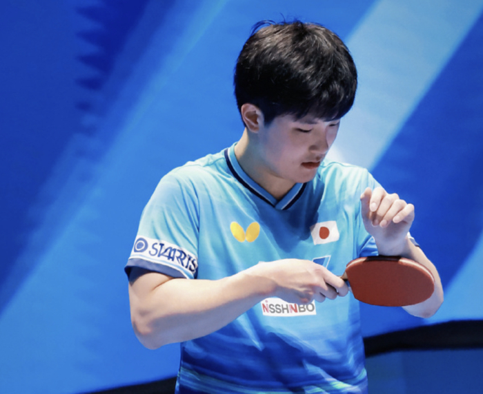 王楚钦世界杯首冠震撼乒坛 张本智和失利后孤身